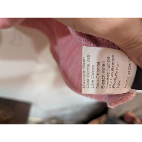 Cheerful pink knit sweater w/daisy graphic intentionally distressed size M (6) - Picture 3 of 7